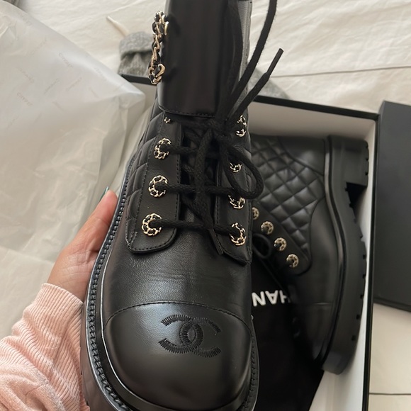 Chanel ankle combat boots in leather - Picture 4 of 6